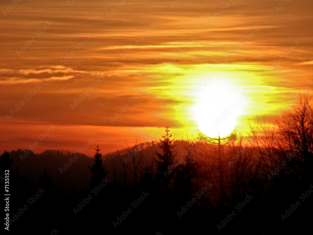 Obraz premium reddish sunset over slovak mountains
