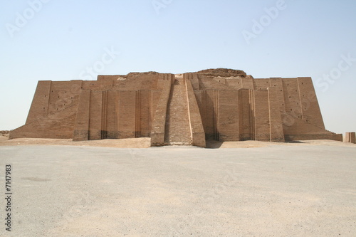 ziggurat vista frontale photo