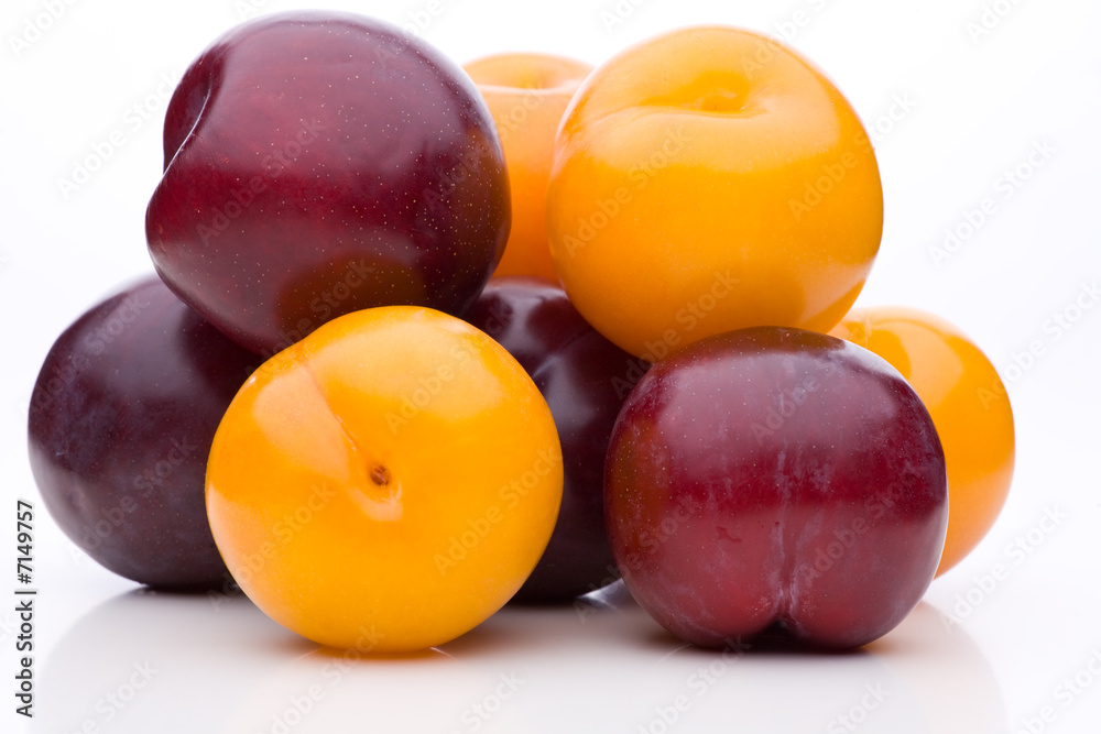 Orange und violette Pflaumen gestapelt zum Quadrat Orange und violette Pflaumen gestapelt zum Quadrat