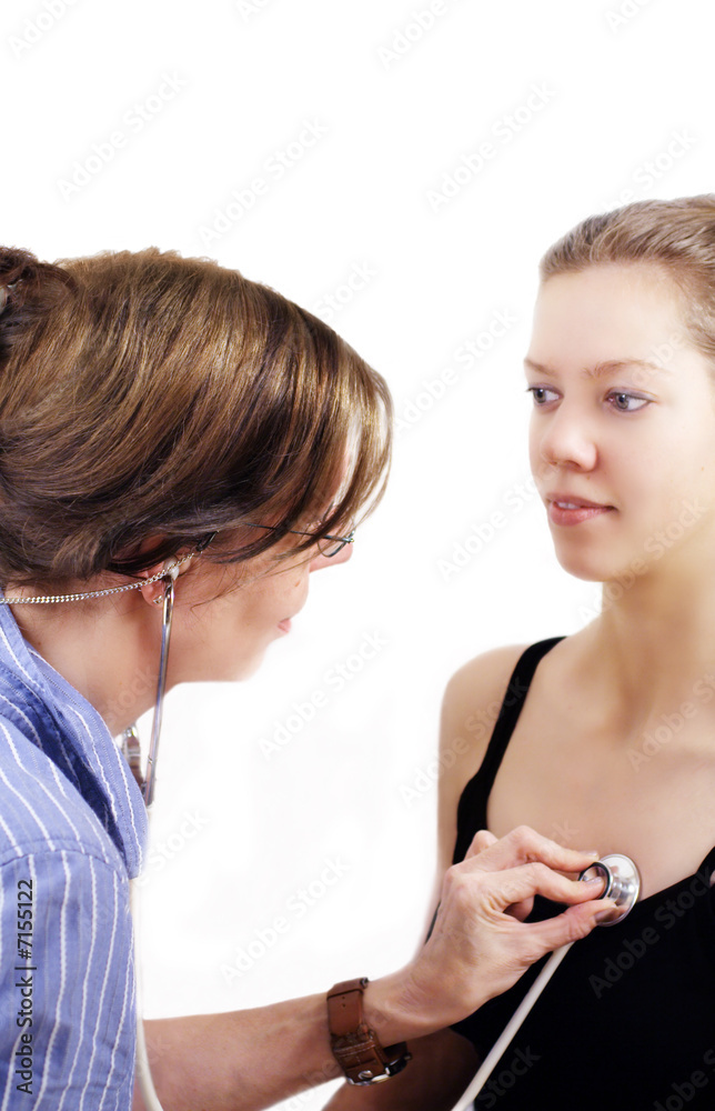 Junge Frau wird mit dem Stethoscope abgehorcht Junge Frau wird mit dem Stethoscope abgehorcht