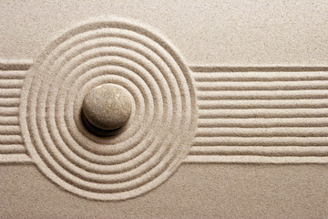 Keuken achterwand Stenen in het zand Serene zentuin met groene varens  © Olga Lyubkin
