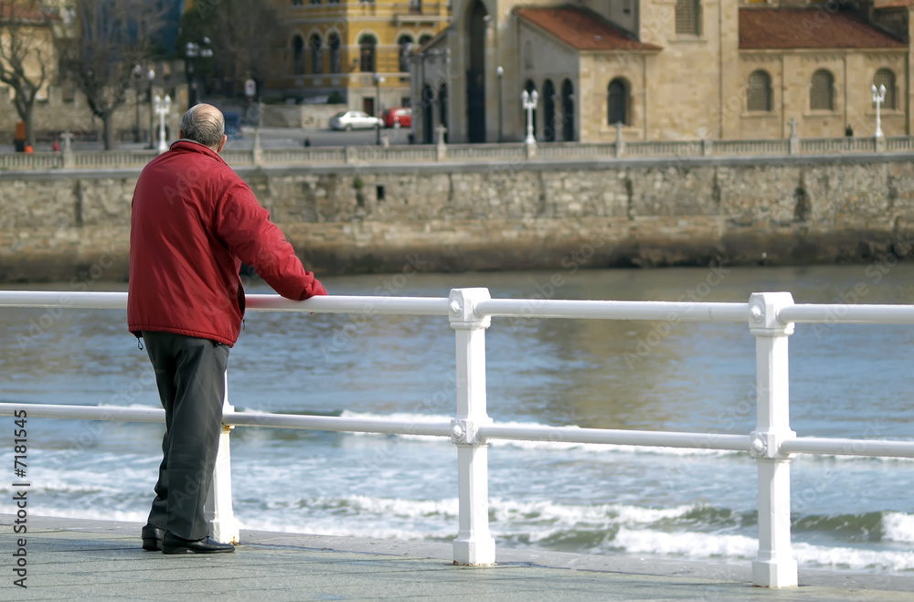 Anciano mirando al mar