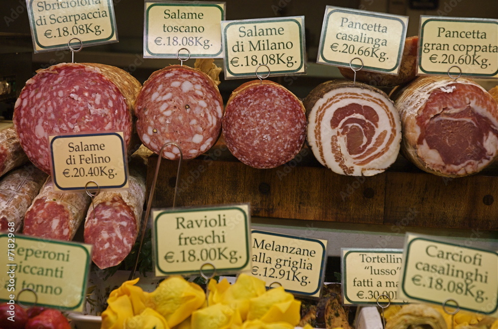 Charcuterie italienne sur un étal du marché central de Florence