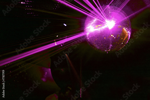 boule a facettes avec rayons laser rose soirée en discothèque