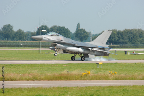 F-16 Fighting Falcon beim Landen