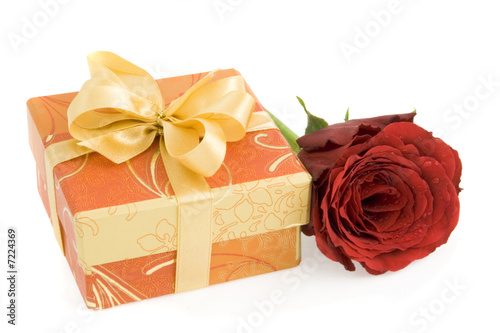 Gift box with ribbon and red rose isolated on white © JanJar
