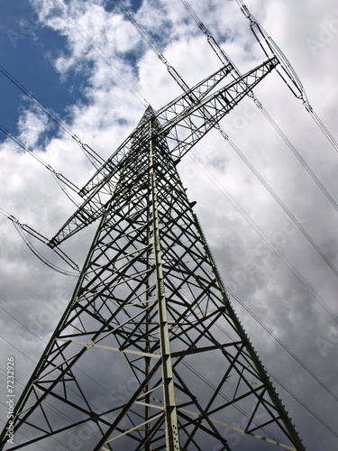 Hochspannungsleitung  und Wolkenhimmel photo