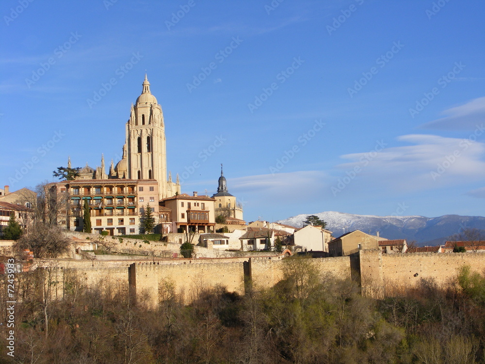 Vista de la catedral de Segovia con las murallas
