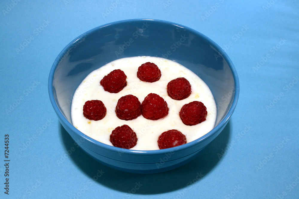 Jogurt mit frischen Himbeeren Jogurt mit frischen Himbeeren