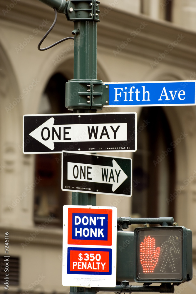 Obraz premium Fifth Avenue sign in pedestrian crossong, midtown Manhattan, NYC