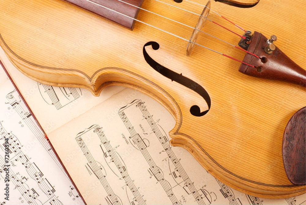 Naklejka premium Old viola and vintage music sheet