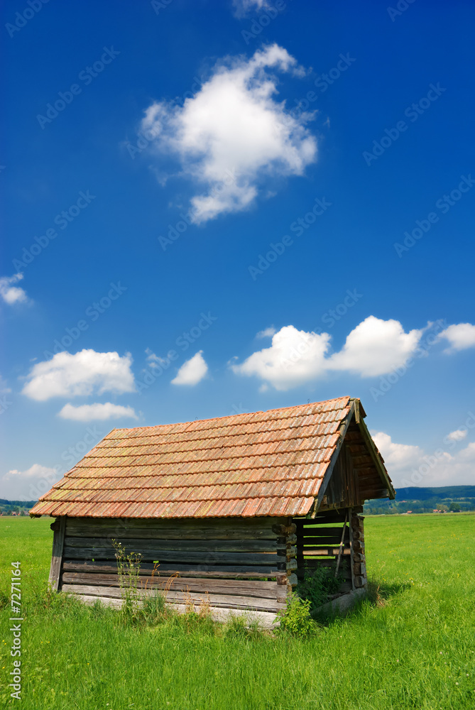 Hütte auf Wiese Hütte auf Wiese