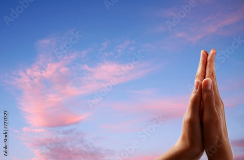  Betende Hände vor Himmel