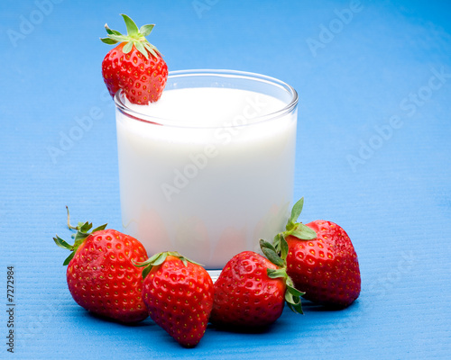 Becher mit Milch und Erdbeeren