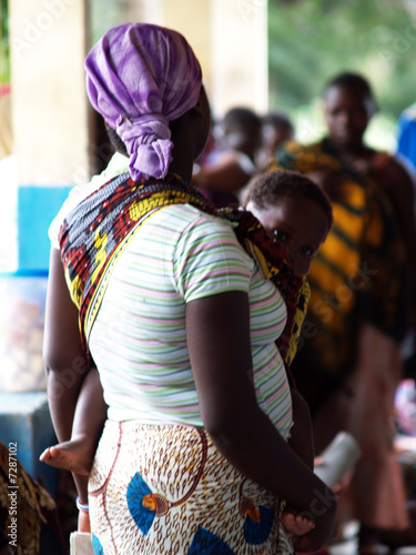 Mujer y niño - Tanzania photo