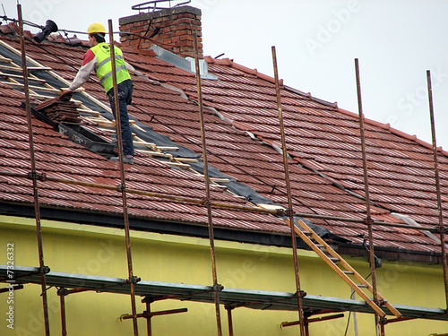Canvas Print working on the roof
