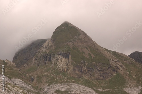 Pico montañoso. photo