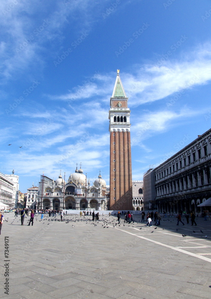 Fototapeta premium Place Saint Marc Venise, Italie, Campanile et basilique.