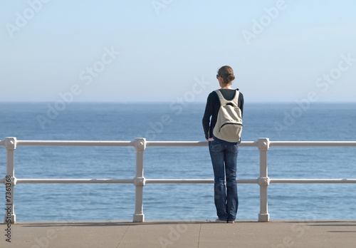 Fototapeta Naklejka Na Ścianę i Meble -  Chica con mochila mirando al mar