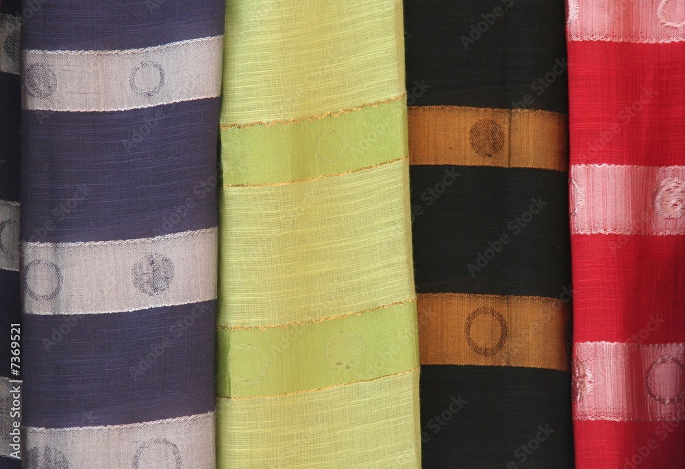 Pièces de tissus coloré dans un souk au Maroc Pièces de tissus coloré dans un souk au Maroc