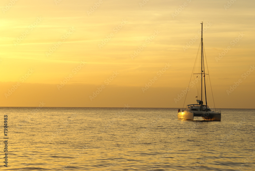 bateau au coucher du soleil