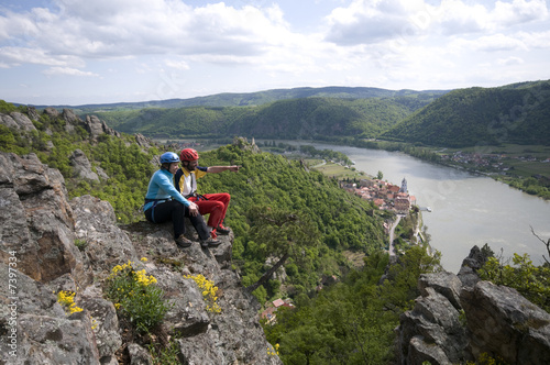 Bergsteiger und Bergsteigerin schwindelfrei auf Felsen über der © fotofrank