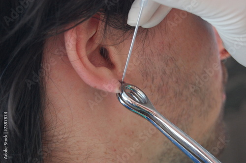 Obraz na płótnie piercing w salonie