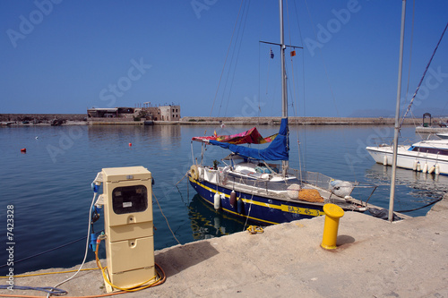 pompe a gazoil port de chania en crète photo