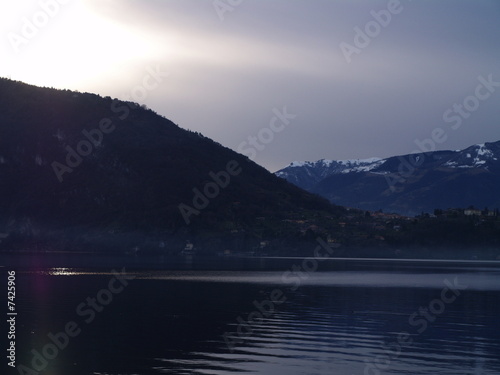 Lago e montagna vicino a Lecco, Italia