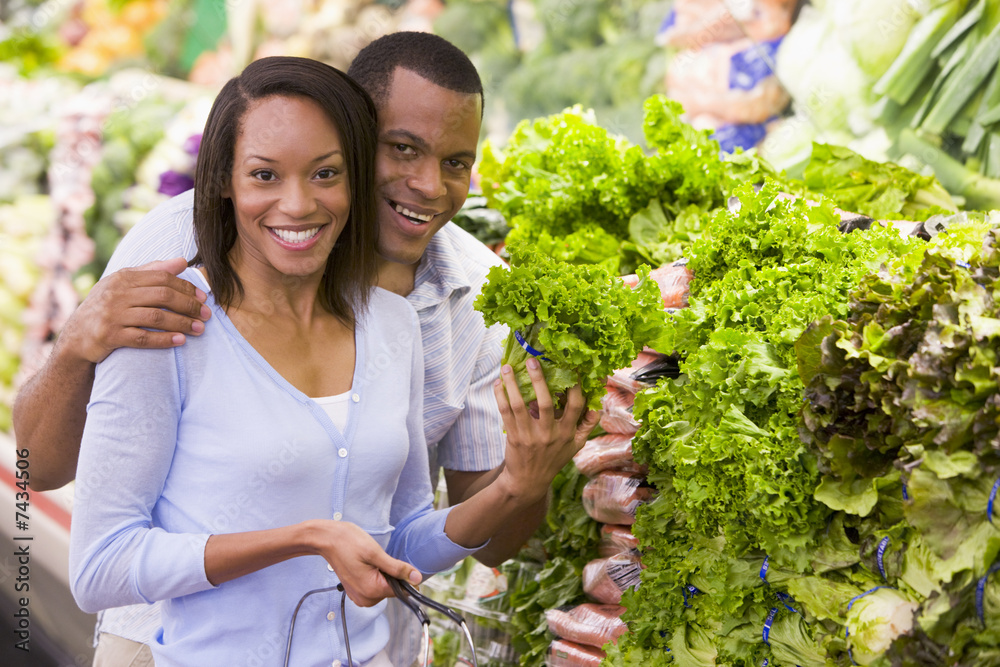 Obraz premium Couple buying fresh produce