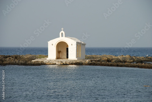 chapelle sur l'eau à Giogiopoulis