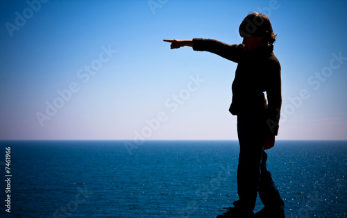 montrer silhouette enfant pointer doigt nature mer désigner resp photo