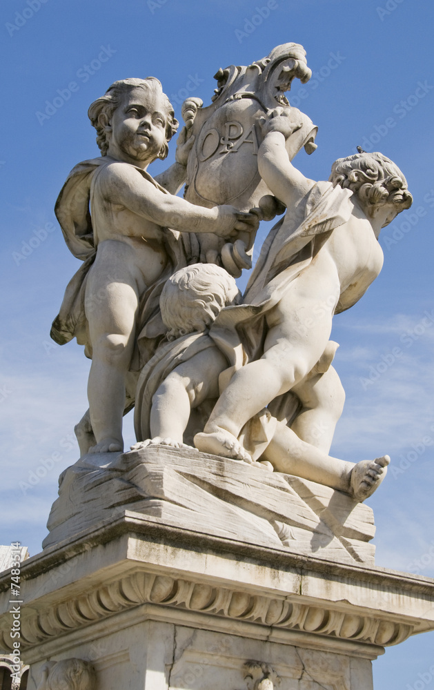 Pisa, statua in Piazza dei Miracoli