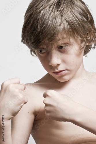 bagarre costaud enfant poing colère terreur boxe photo