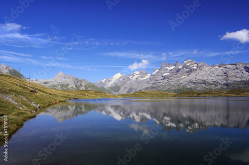 Fototapeta Naklejka Na Ścianę i Meble -  Blue mountains lake
