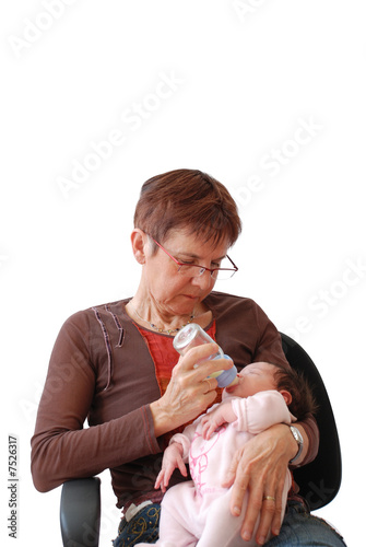 Femme donnant le biberon à un bébé