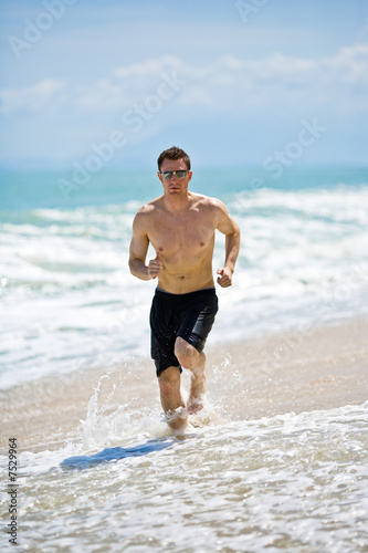 caucasian man running on the beach © eyedear