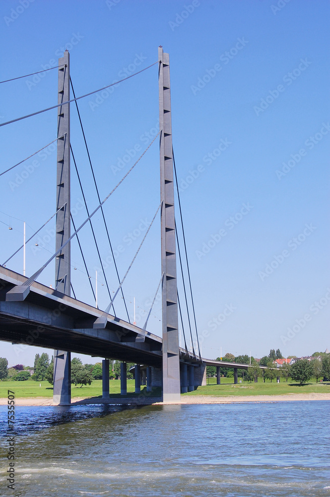 Rheinbrücke in Düsseldorf bei Sonnenschein