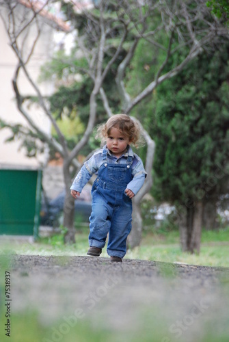 bébé qui marche d'un pas décidé