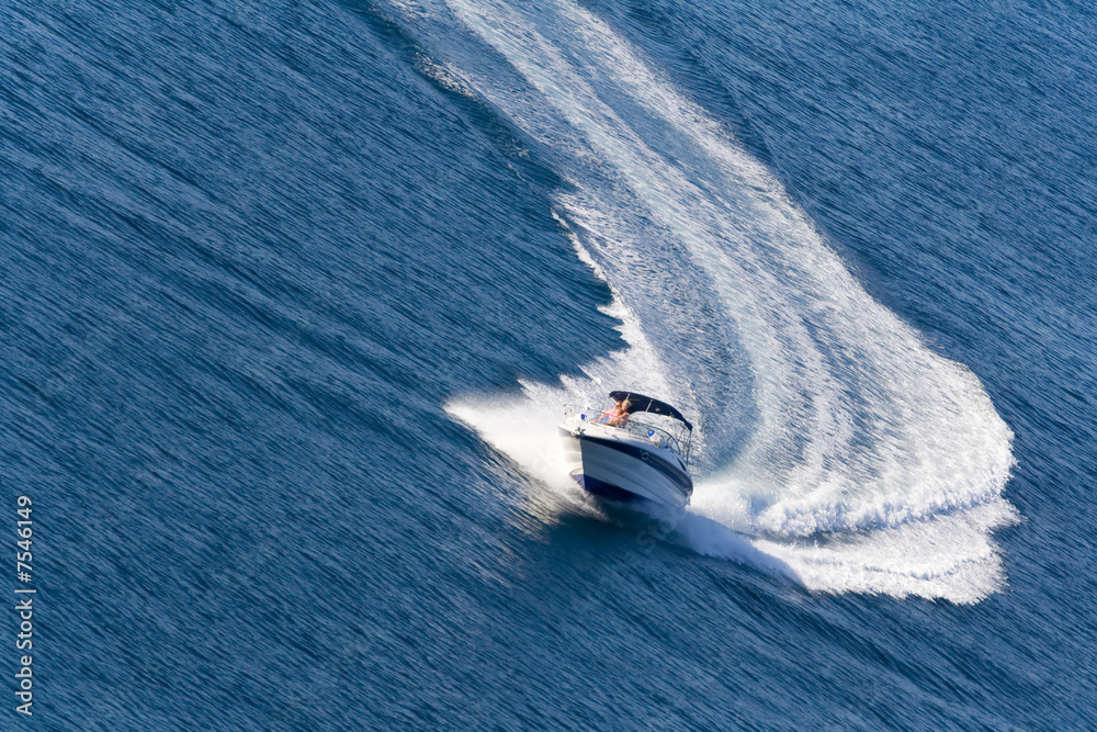 Fototapeta premium fast driving yacht on the ocean