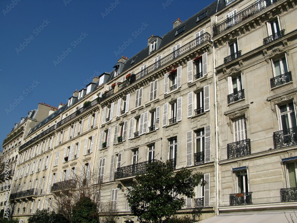 Rue de Paris, immeubles en pierre.  France.