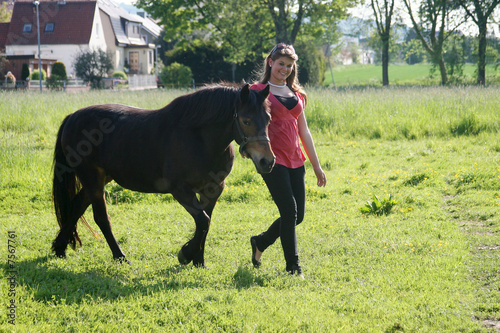 Reiterin mit ihrem Pferd