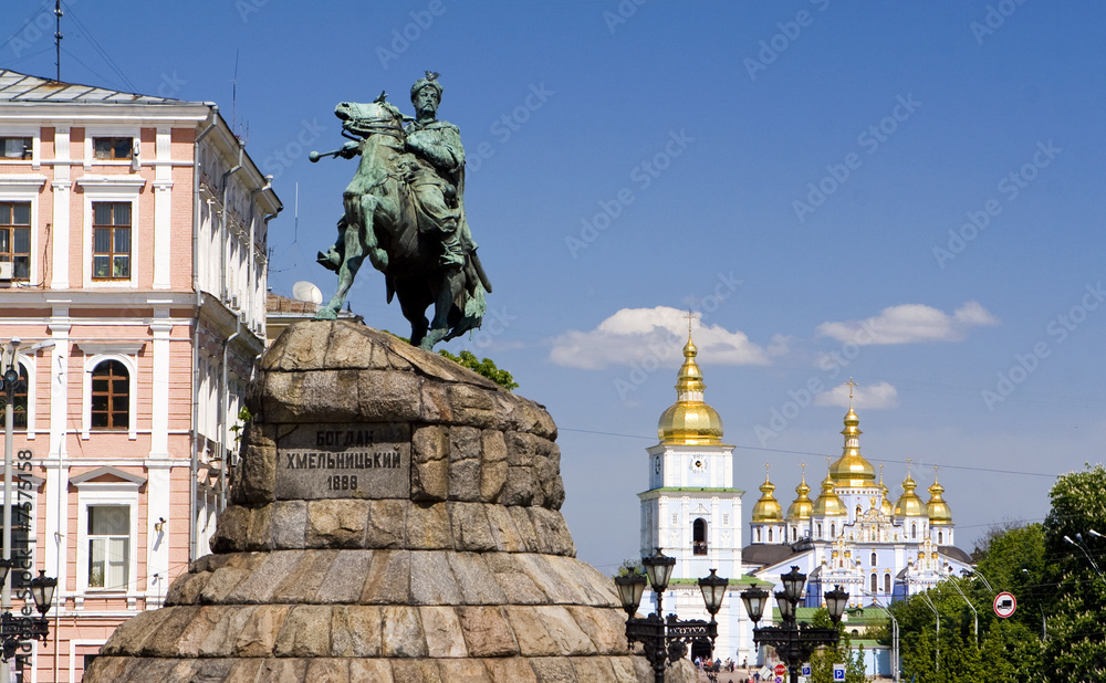 Obraz premium Monument of Bogdan Khmelnitsky and Mikhailovsky monastery