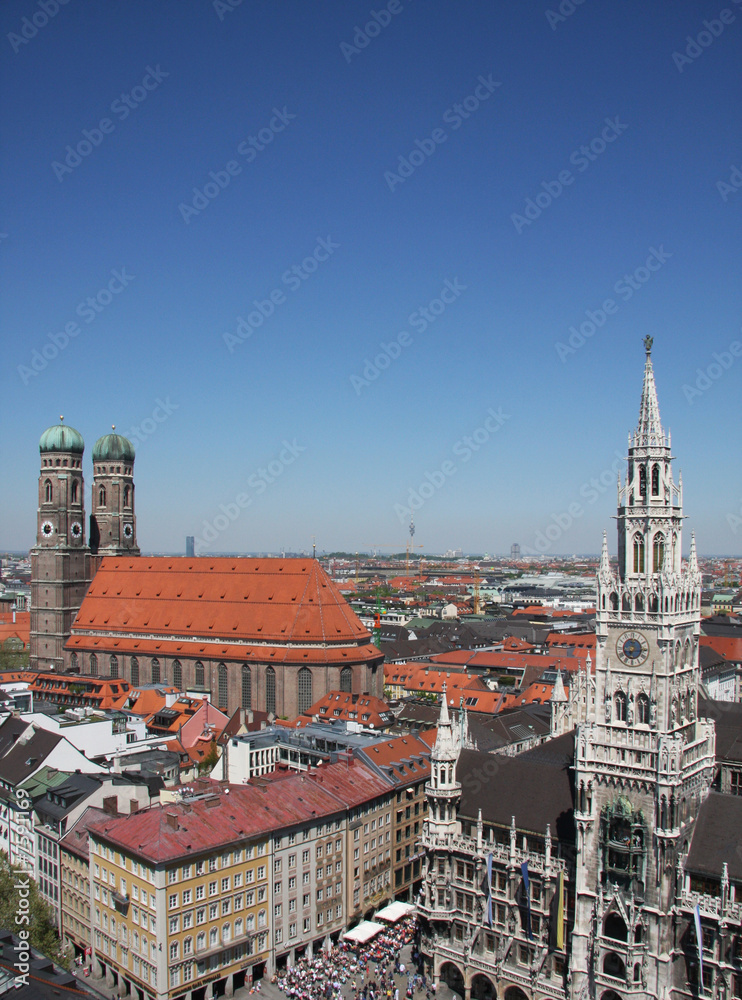 München - Neues Rathaus und Frauenkirche
