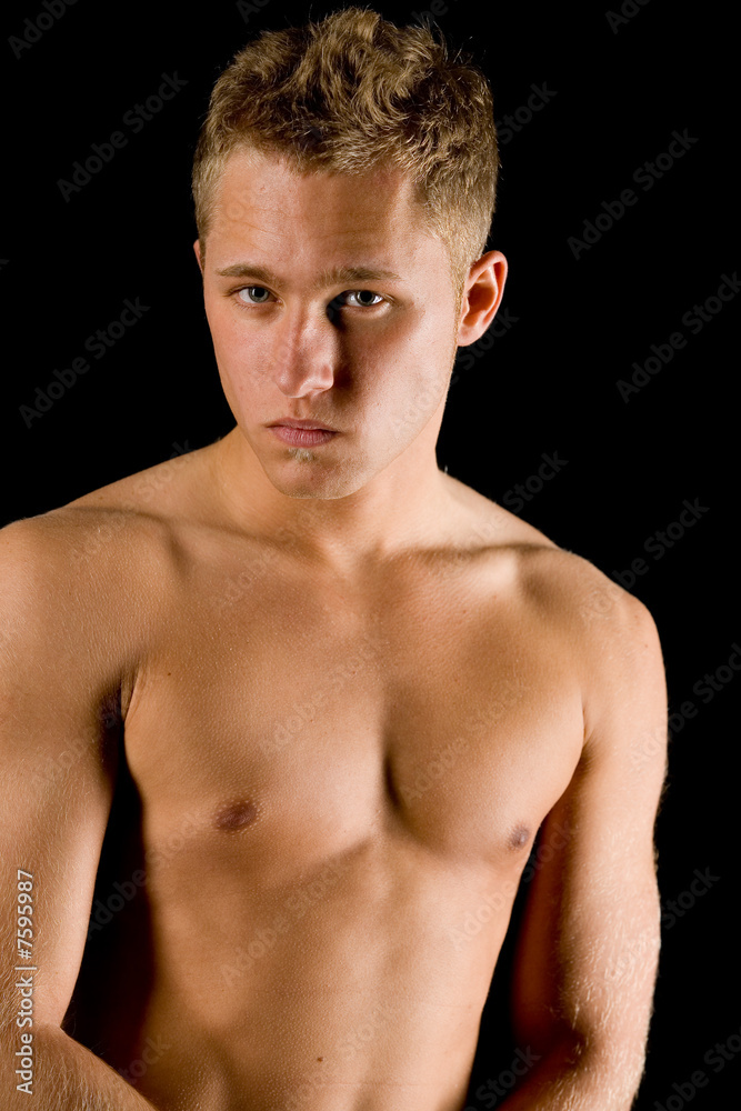 Junger Mann mit nacktem Oberkörper