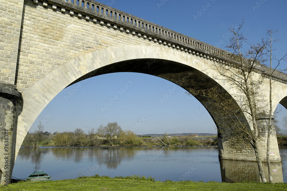 Fototapeta premium pont sur la creuse