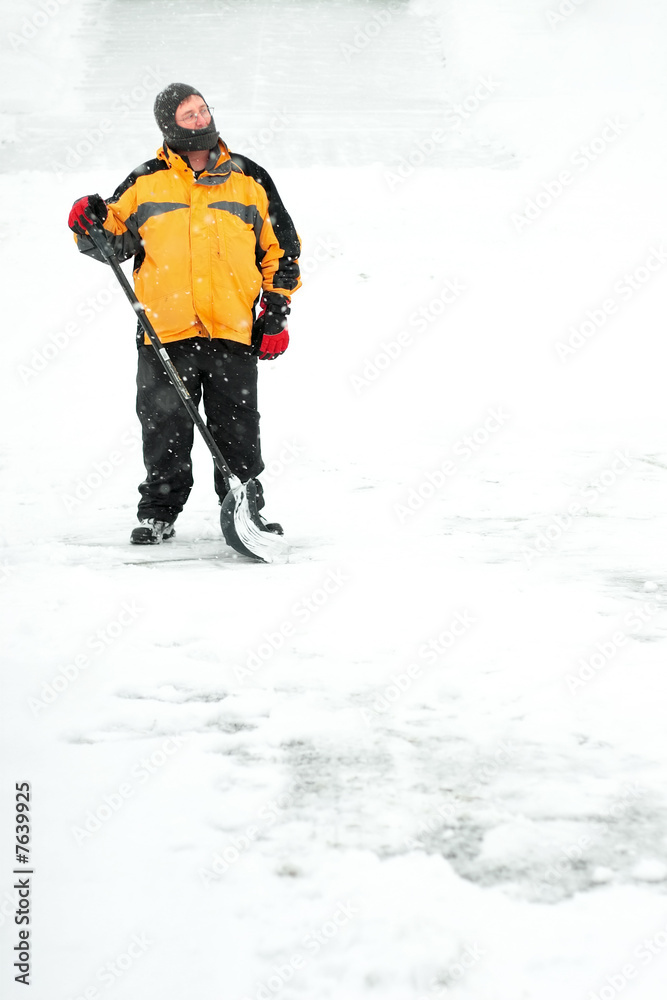 Obraz premium Man shoveling snow