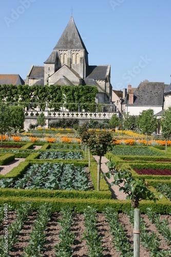 Potager du château de Villandry et église du village