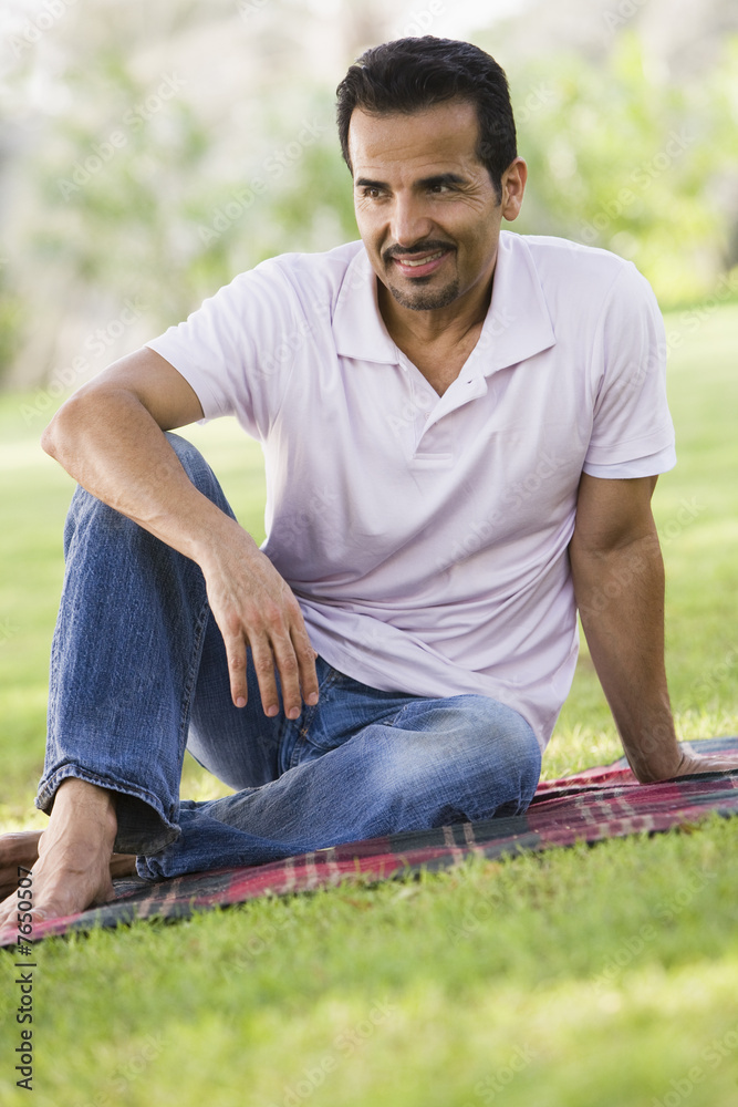 Obraz premium Man relaxing in park