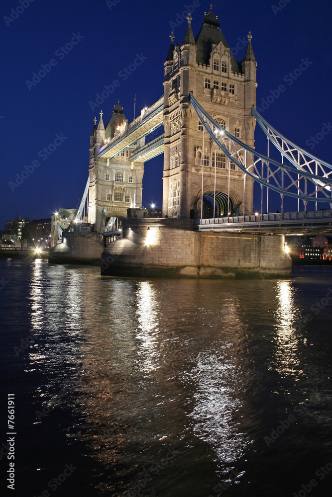 Obraz premium Le Tower Bridge de Londres de nuit